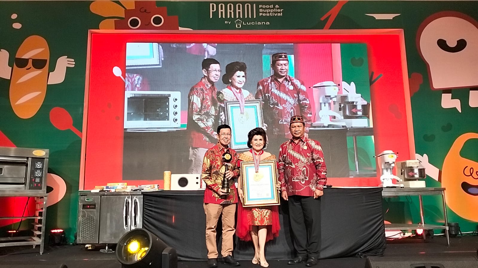 RAIH LEPRID: Super Cake Brillian dan Chef Rudy Raih Rekor LEPRID di Parani Food & Supplier Festival, Kamis (2/10) malam.