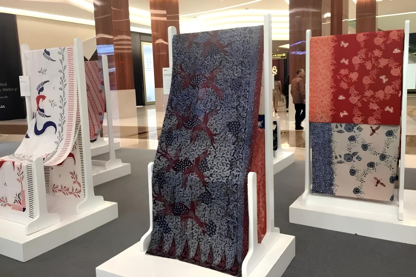 Perawatan batik yang tepat membantu menjaga warna, serat kain, dan keindahan motif agar tetap awet. (Sumber foto: Jawa Pos)