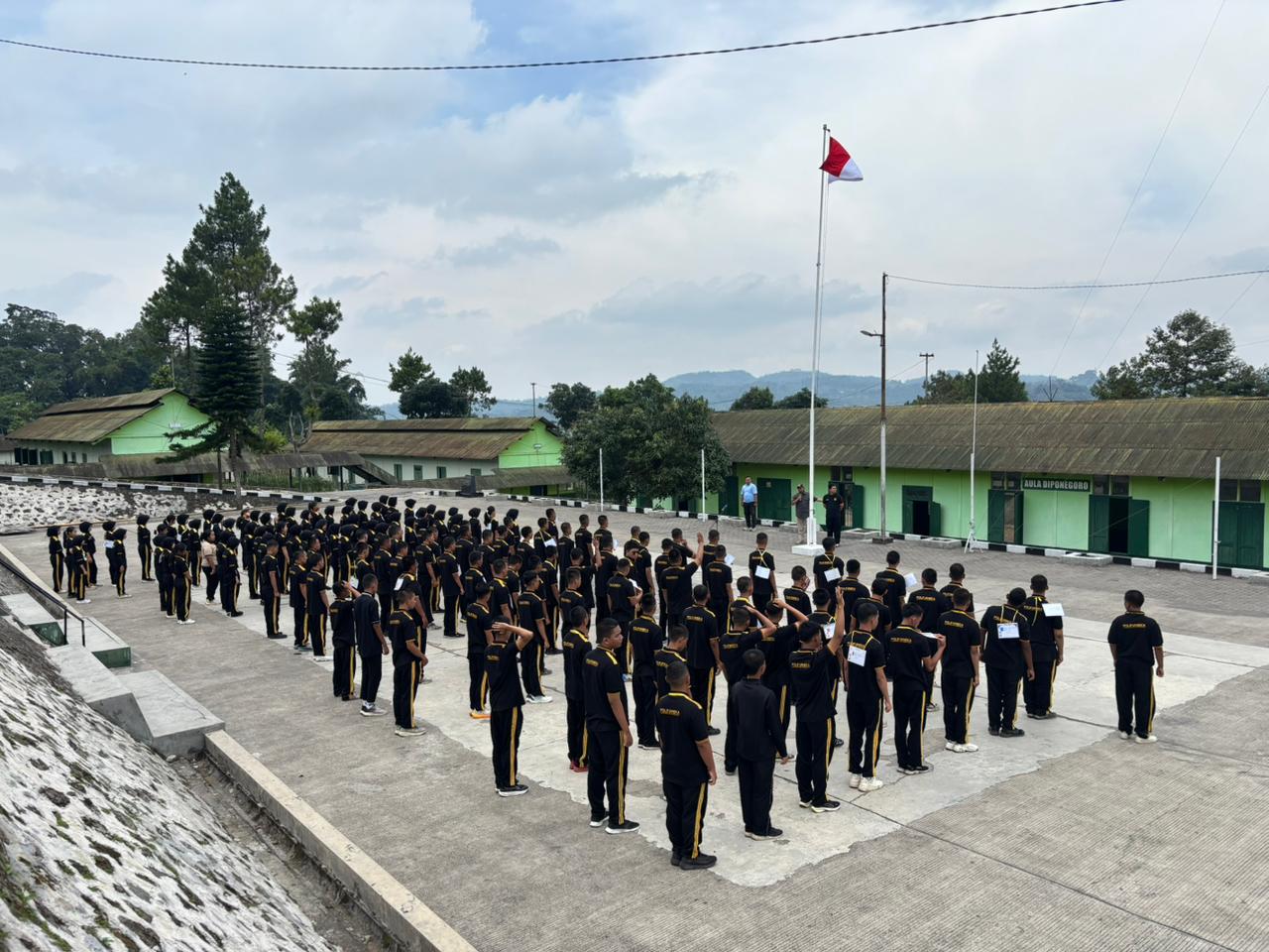 Kegiatan bela negara bersama Komando Latihan Rindam IV/Diponegoro Barak Bantir. Politeknik Furnitur dan Pengolahan Kayu (Polifurneka) Kendal, Jumat (3 Oktober 2025).