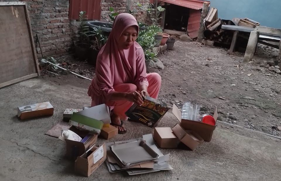 Aktivitas salah satu warga RW 09 Kelurahan Kudu yang sedang memilah sampah anorganik. (Dok RW 09 Kudu)