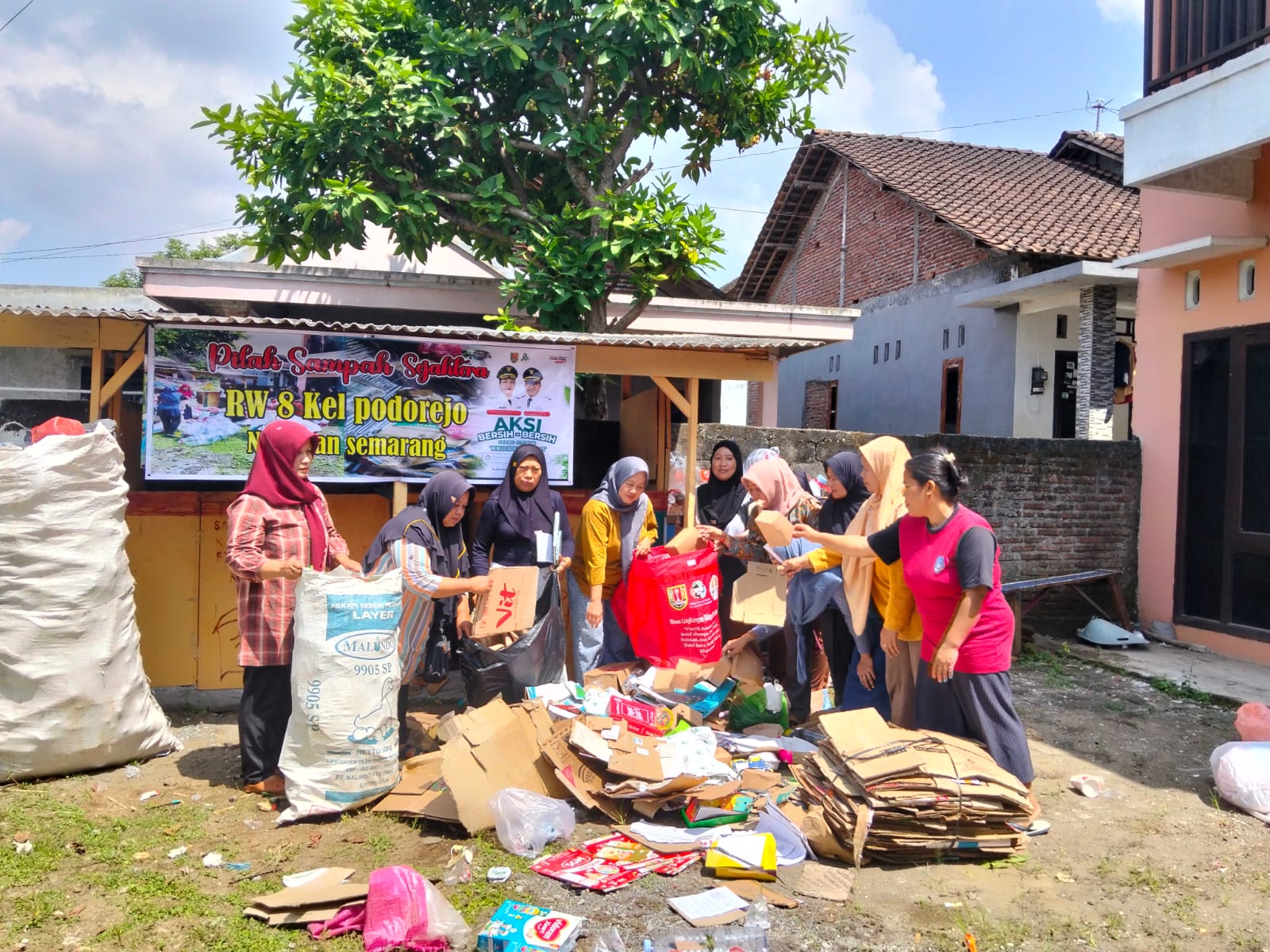 Kegiatan pilah sampah Sejahtera yang diikuti ibu-ibu warga RW 08 Kelurahan Podorejo, Ngaliyan.