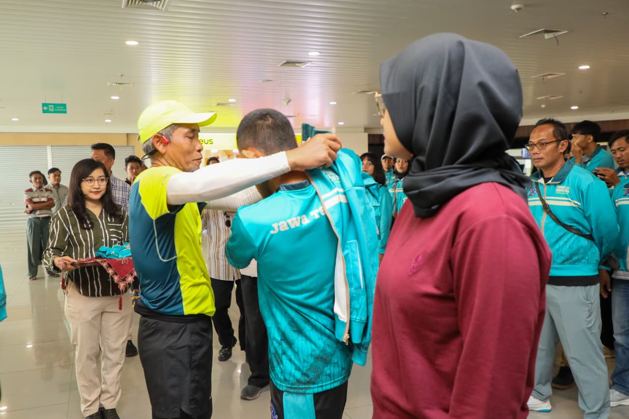 Sekretaris Daerah Jawa Tengah Sumarno melepas pemberangkatan kontingen Jateng untuk berlaga pada ajang Pekan Olahraga Nasional (Pornas) XVII Korps Pegawai Republik Indonesia (Korpri) Tahun 2025 .