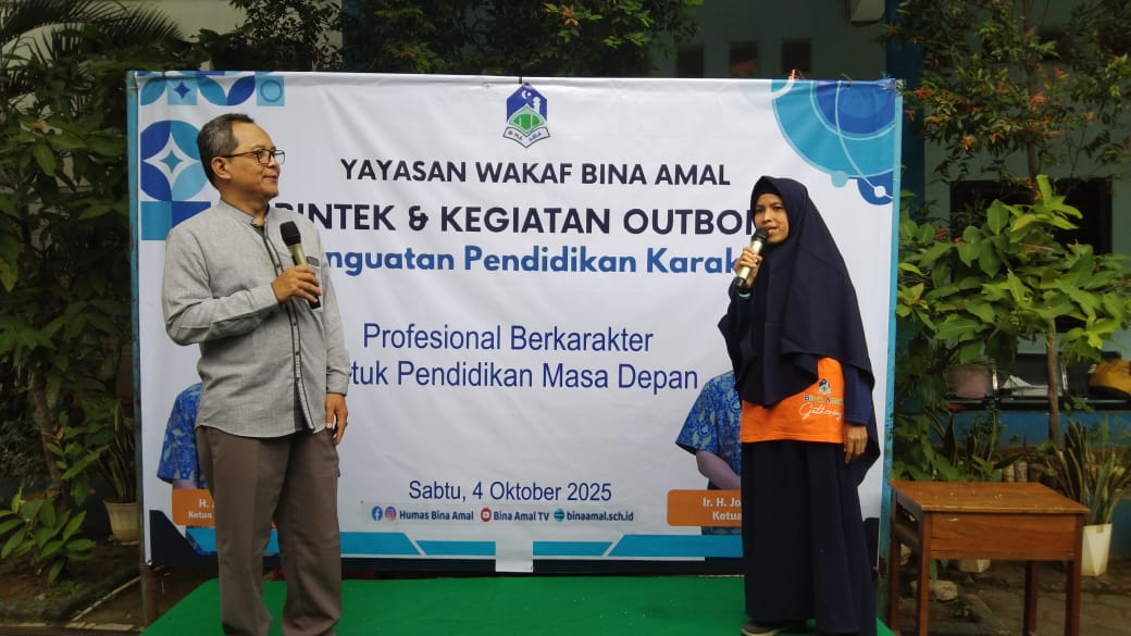 Ketua Yayasan Wakaf Bina Amal Ir. H. Johan Rifai (kiri) saat kegiatan bimtek dan outbound yang fokus penguatan pendidikan karakter.