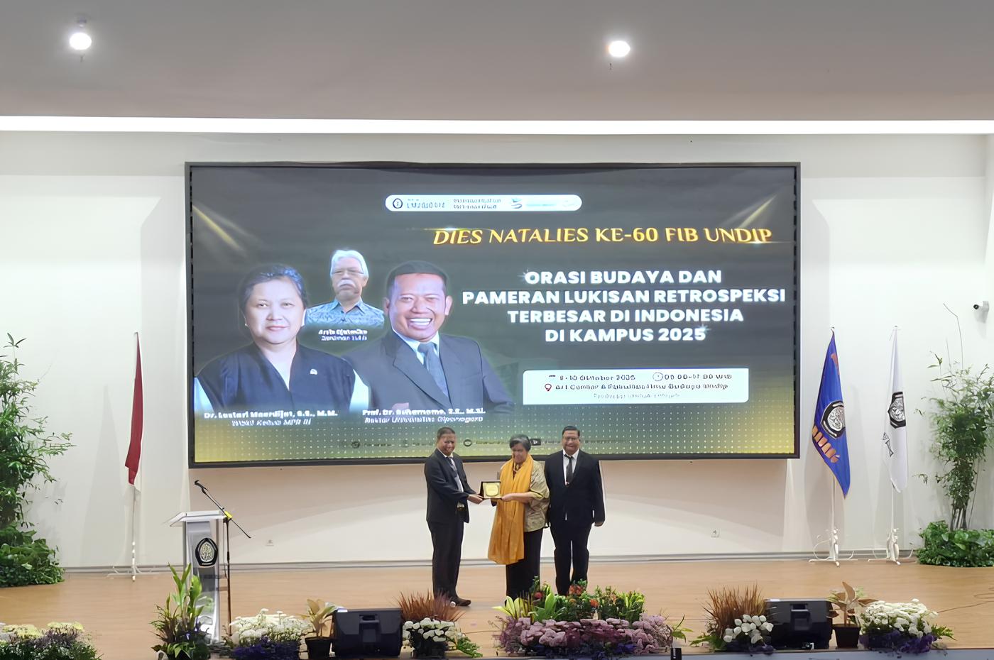 Penyerahan Cendera Mata dari Wakil MPR RI kepada Universitas Diponegoro Semarang (Radar Semarang)