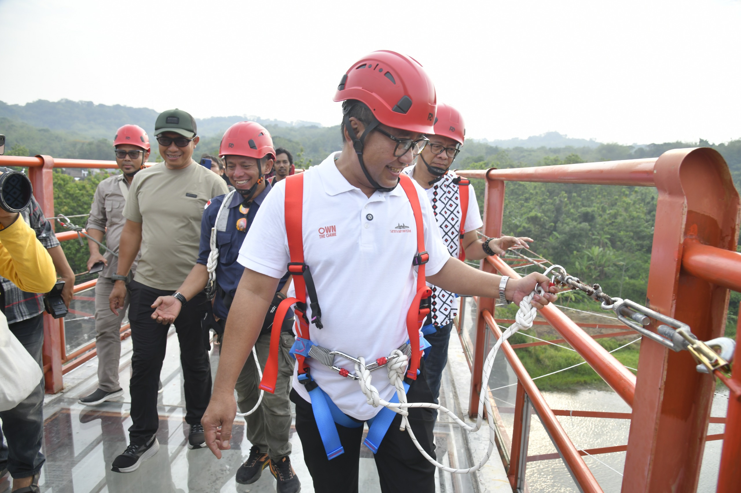 Wakil Wali Kota Semarang, Iswar Aminuddin, mewakili Wali Kota Semarang, Agustina Wilujeng membuka Soft Launching Jembatan Kaca Tinjomoyo.