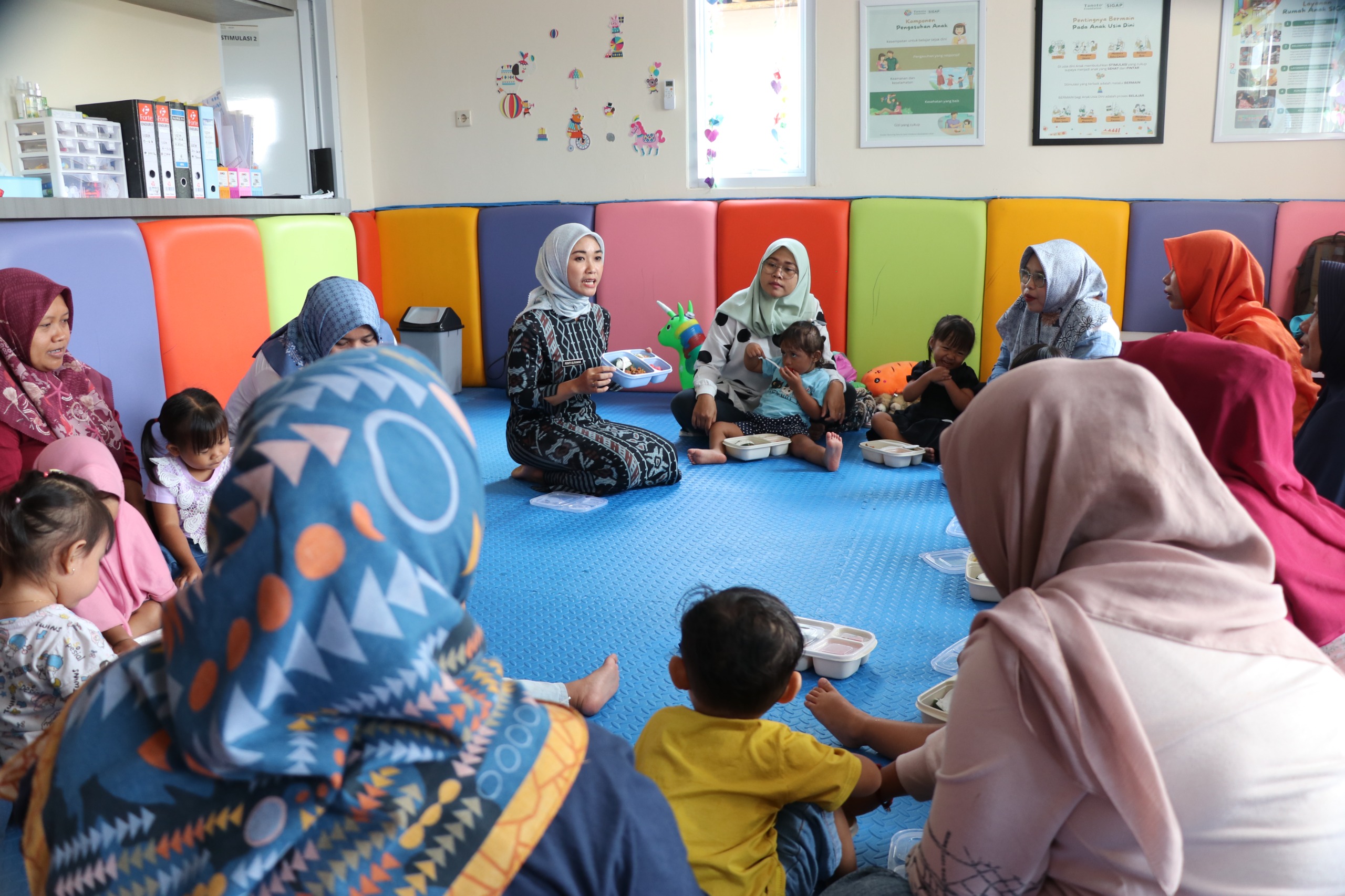 Bidan Uli sedang memberikan materi pola asuh anak kepada ibu-ibu di Rumah Anak SIGAP di Desa Sokawera, Banyumas.