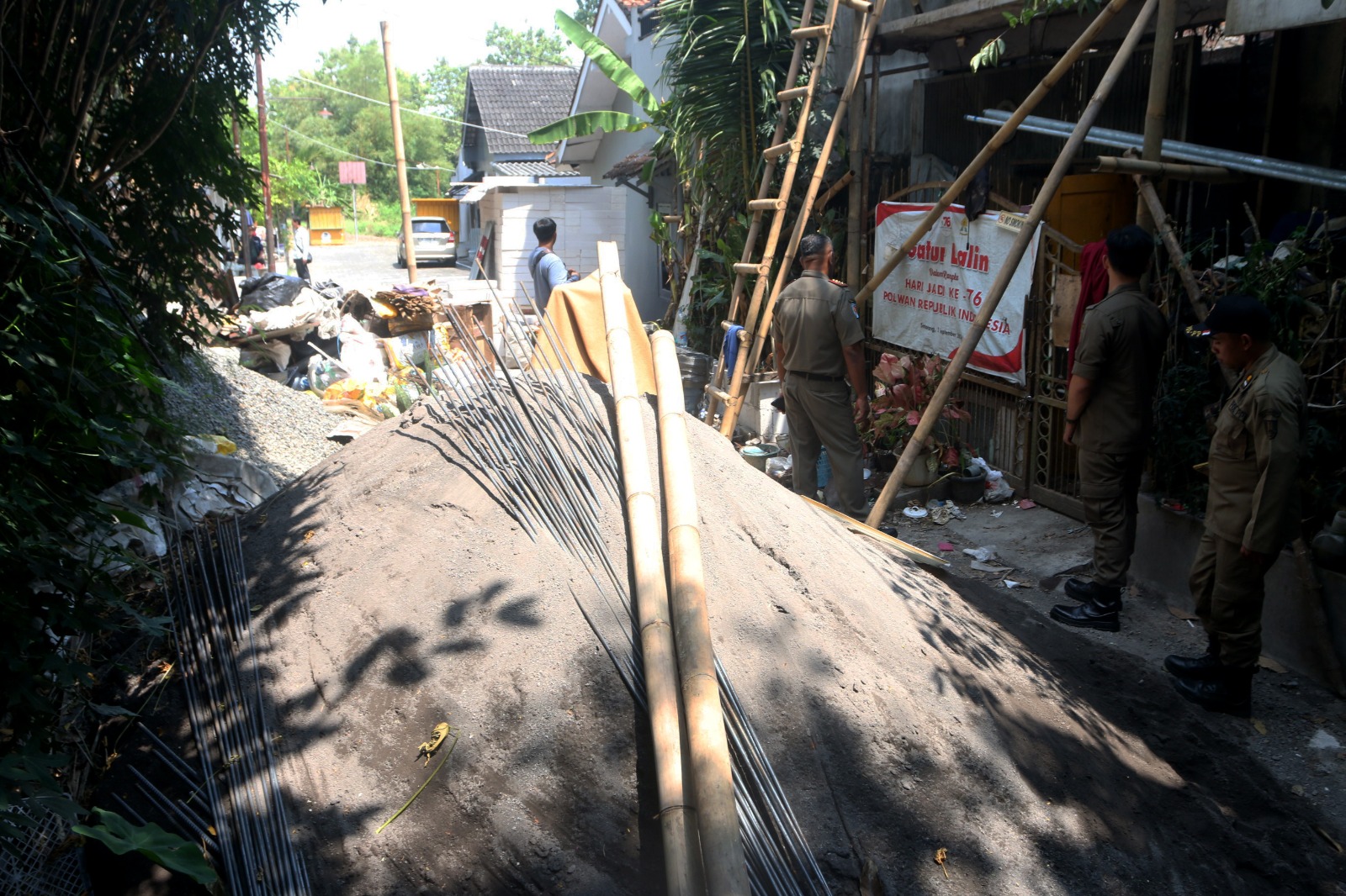 Pagar terbuat seng penutup akses jalan di perkampungan Perumahan Sinar Waluyo, Kelurahan Kedungmundu, Kecamatan Tembalang, dibongkar Satpol PP. (Nurchamim/Jawa Pos Radar Semarang)