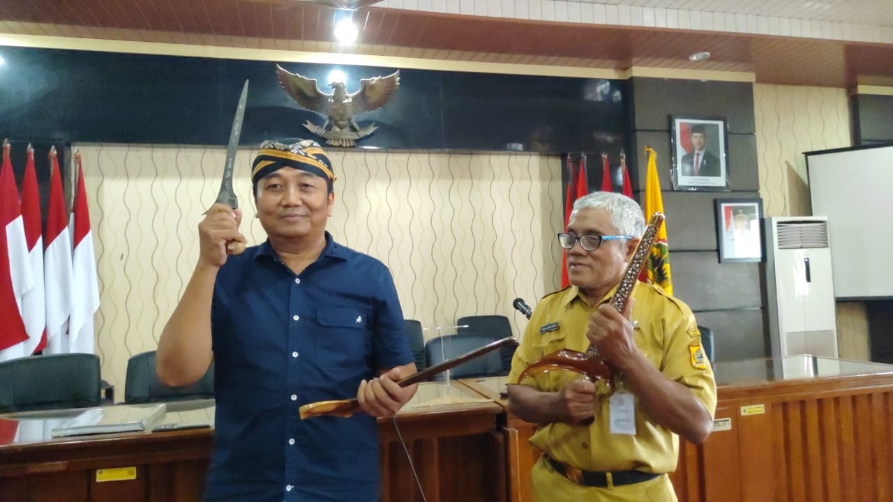 Ketua Festival Keris Nusantara Daryono, Subkor Kesenian bidang Budaya Disdikbud Jateng Budi Santoso.
