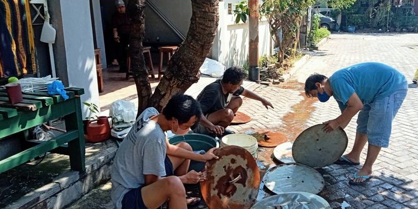 Warga membersihkan tutup tempat sampah di RW 16 Kelurahan Sendangmulyo.