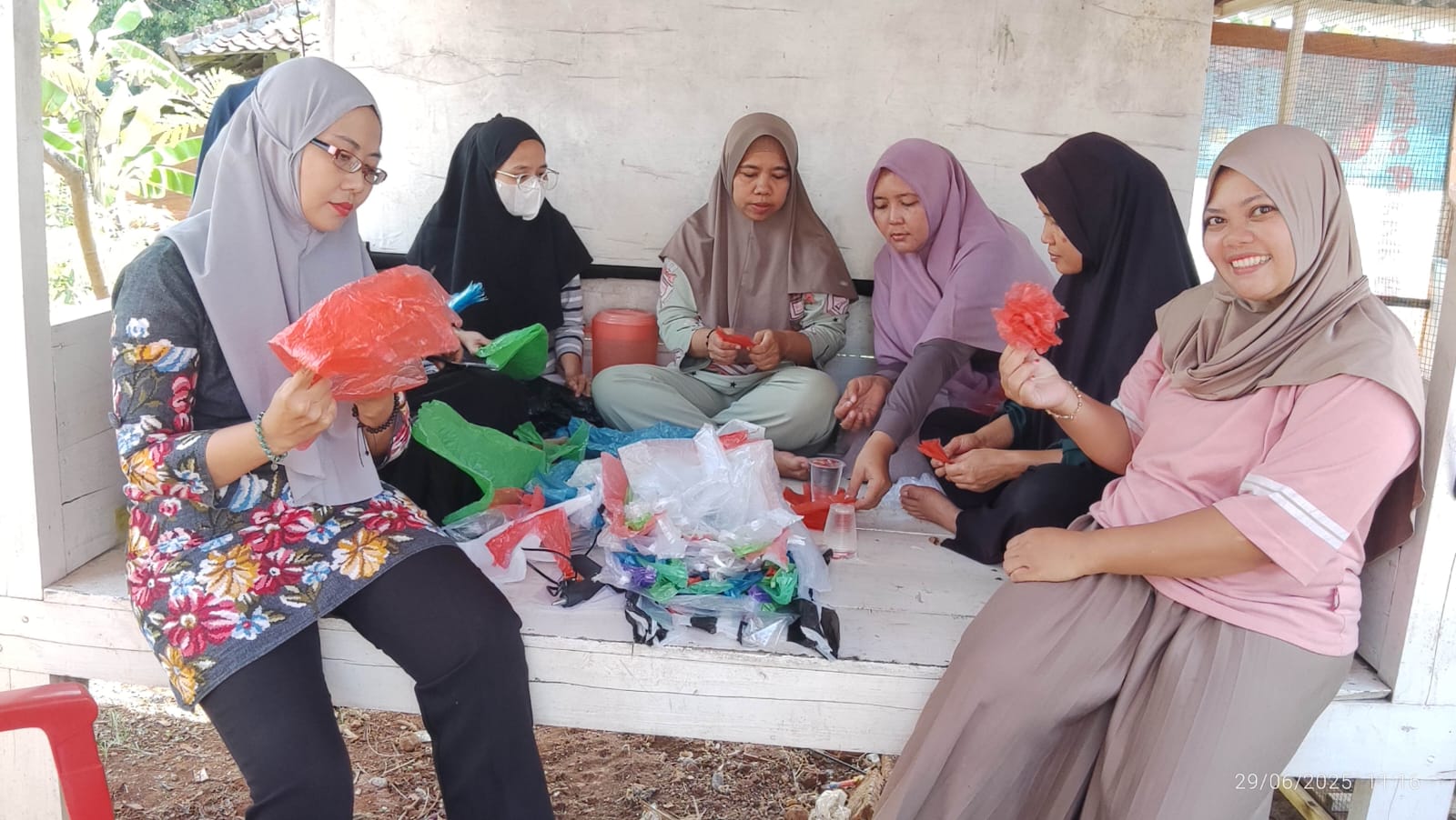 Ibu-ibu RW 03 Kelurahan Wonoplumbon membuat kerajinan tangan dari sampah plastik.
