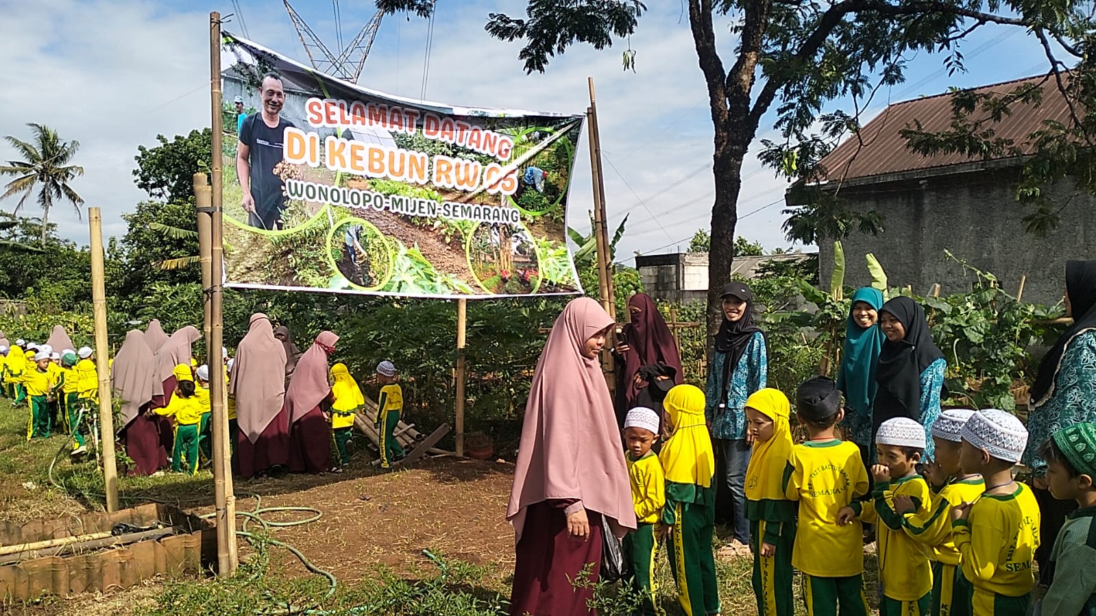 Kegiatan Kampung Sayur di Kebun RW 05, Kelurahan Wonolopo, Kecamatan Mijen yang menjadi pusat edukasi.