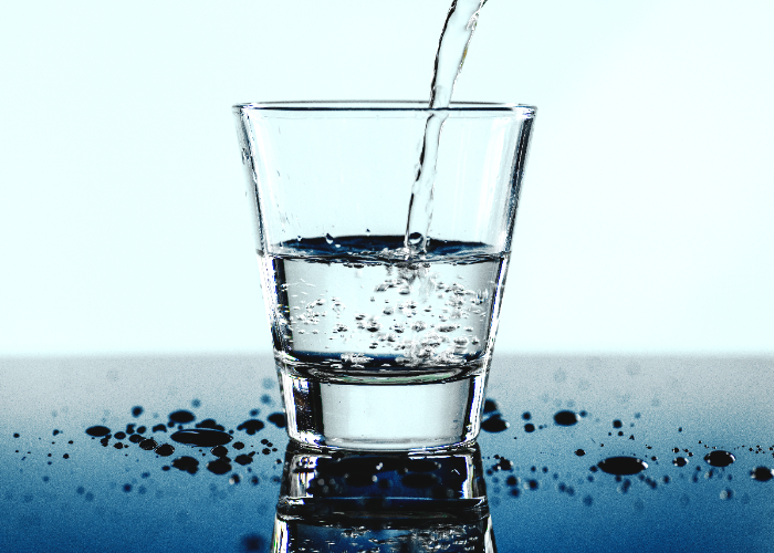 Dr. Iksanudin menjelaskan bahwa anggapan harus minum delapan gelas air tidak berlaku untuk semua orang. Asupan air yang sesungguhnya harus disesuaikan dengan berat badan. (freepik)