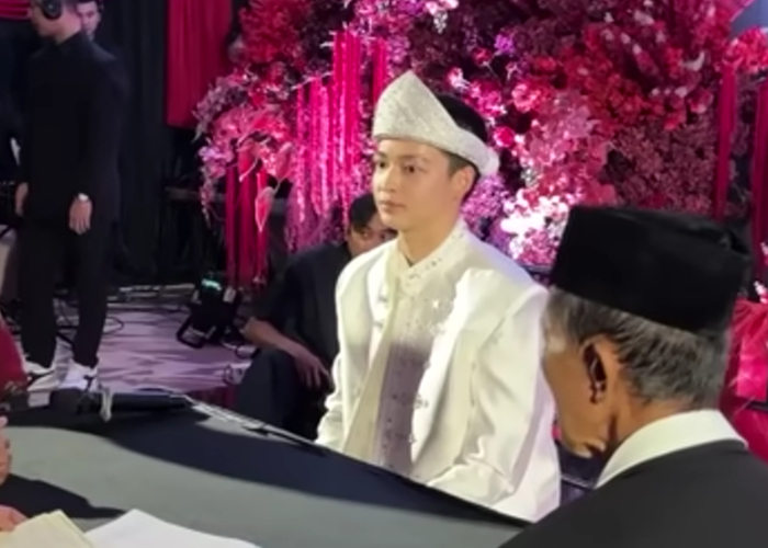 Tak hanya Meyden, Hengky juga tampil menawan dalam balutan busana putih saat prosesi akad. (YouTube @meymeyden4057)