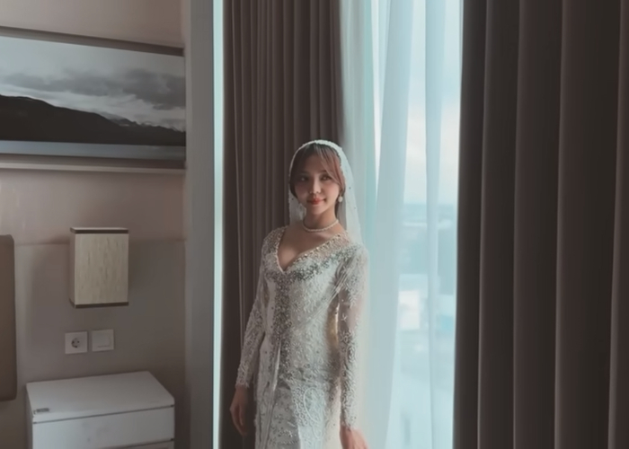 potret Meyden yang memakai busana putih saat akad nikah (YouTube @meymeyden4057)