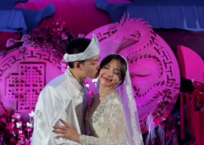 Potret Meyden dan Hengky usai menjalani akad nikah tampak penuh kebahagiaan. (YouTube @meymeyden4057)