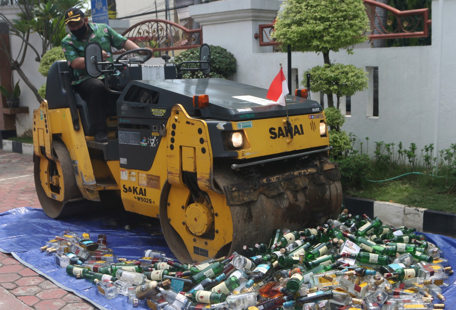 Kepala Kejari Kota Semarang Candra Saptaji bersama aparat penegak hukum lainnya memusnahkan barang bukti tindak pidana dari 97 perkara, Selasa (7/10/2025).