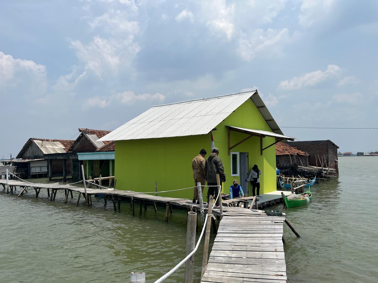 bantuan rumah apung di Desa Timbulsloko tersebut akan terus berlanjut. Dari total 111 kepala keluarga atau rumah yang terdata layak menerima bantuan.