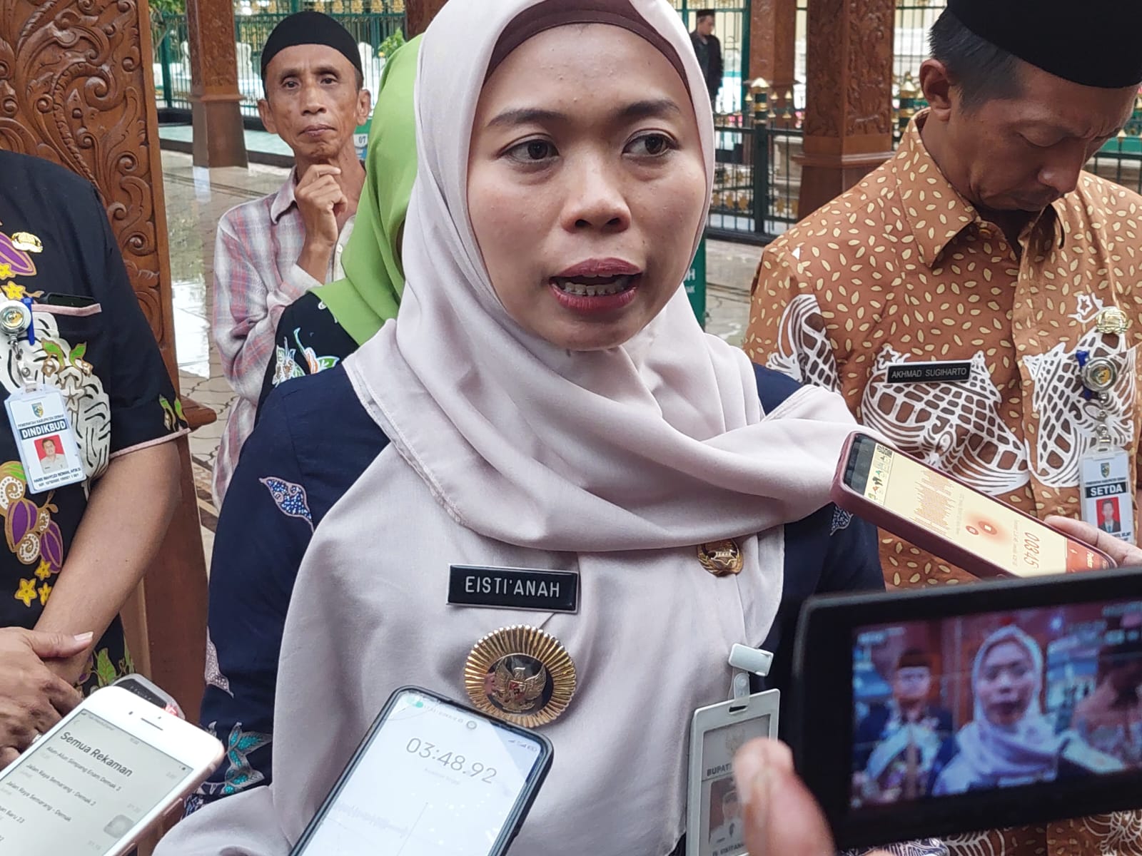 Bupati Demak dr Eistianah saat wawancara dengan media. (Wahibpribadi)