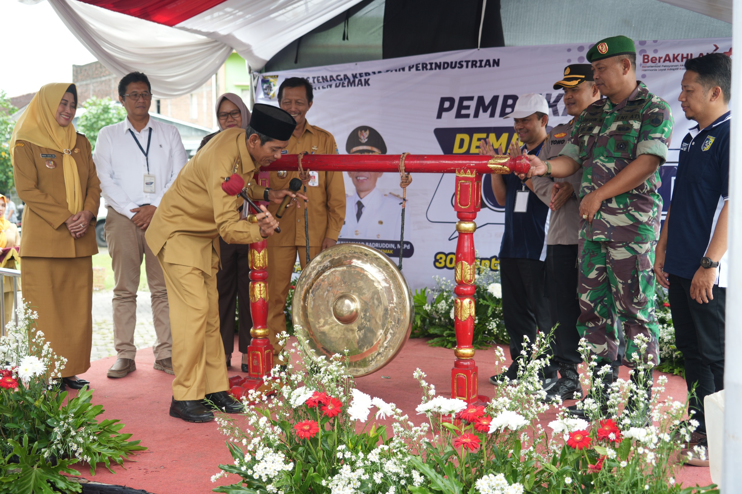 1. Wakil Bupati Demak Muhammad Badruddin membuka giat Job Fair 2025 di Sanggar Kesenian Tembiring.