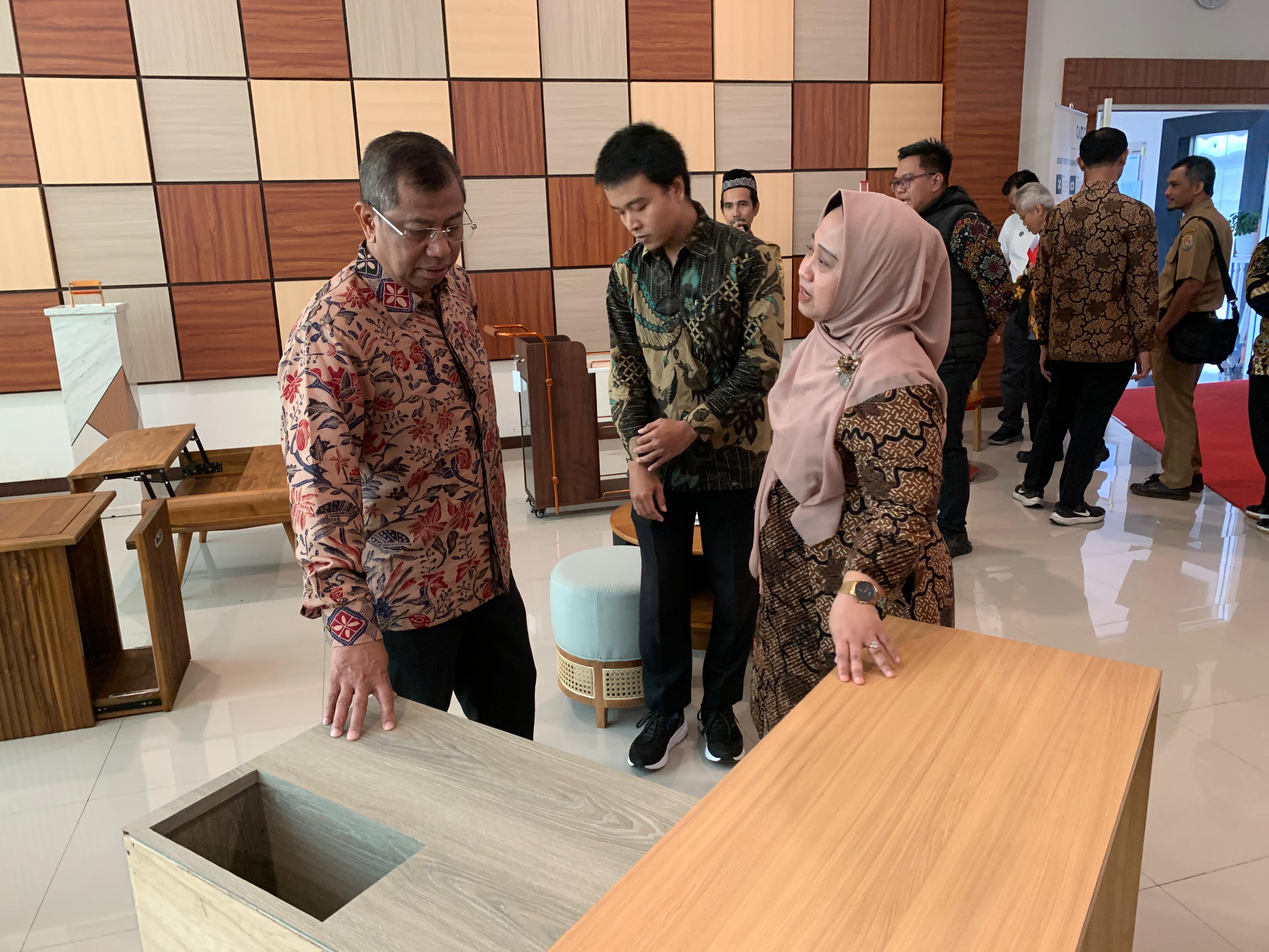 Desain Ketemu Mesin CNC! Polifurneka Kendal Jadi Laboratorium Inovasi Furnitur Asia 2025