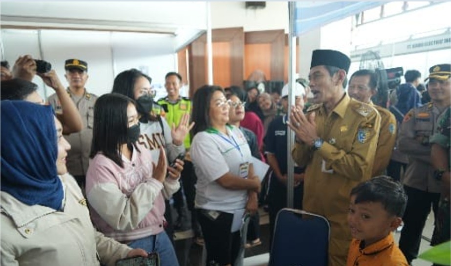 Wakil Bupati Demak Muhammad Badruddin meninjau stan pameran ketenagakerjaan dalam Job Fair