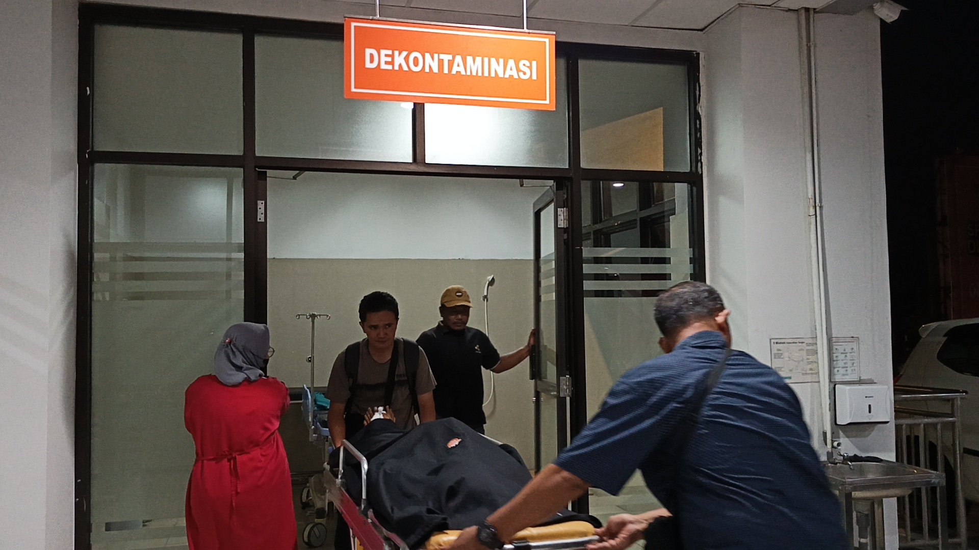 Satu korban yang diduga ikut dalam pesta miras dan dipindahkan dari RSUD Merah Putih ke RSUD Muntilan untuk menjalani proses otopsi. ROFIK SYARIF/ JAWA POS RADAR SEMARANG