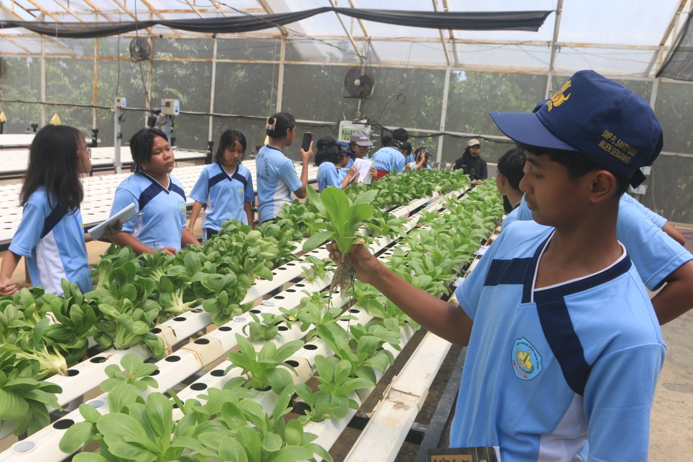 Siswa dari SMP PL Santo Yusuf Mijen mengikuti kegiatan edukatif bertajuk &ldquo;Dolan Kebun