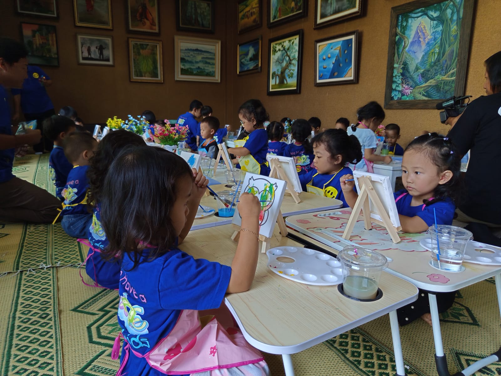 Sebanyak 30 anak berlatih menggambar bersama di saung kelir Sabar Subadri pada Rabu (8/10/2025) pagi.