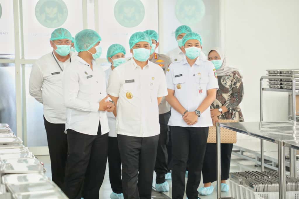 Gubernur Jawa Tengah, Ahmad Luthfi mengecek langsung kondisi dapur Satuan Pelayanan Pemenuhan Gizi (SPPG) untuk Makan Bergizi Gratis (MBG) di Jebres, Kota Surakarta, Rabu, 8 Oktober 2025.