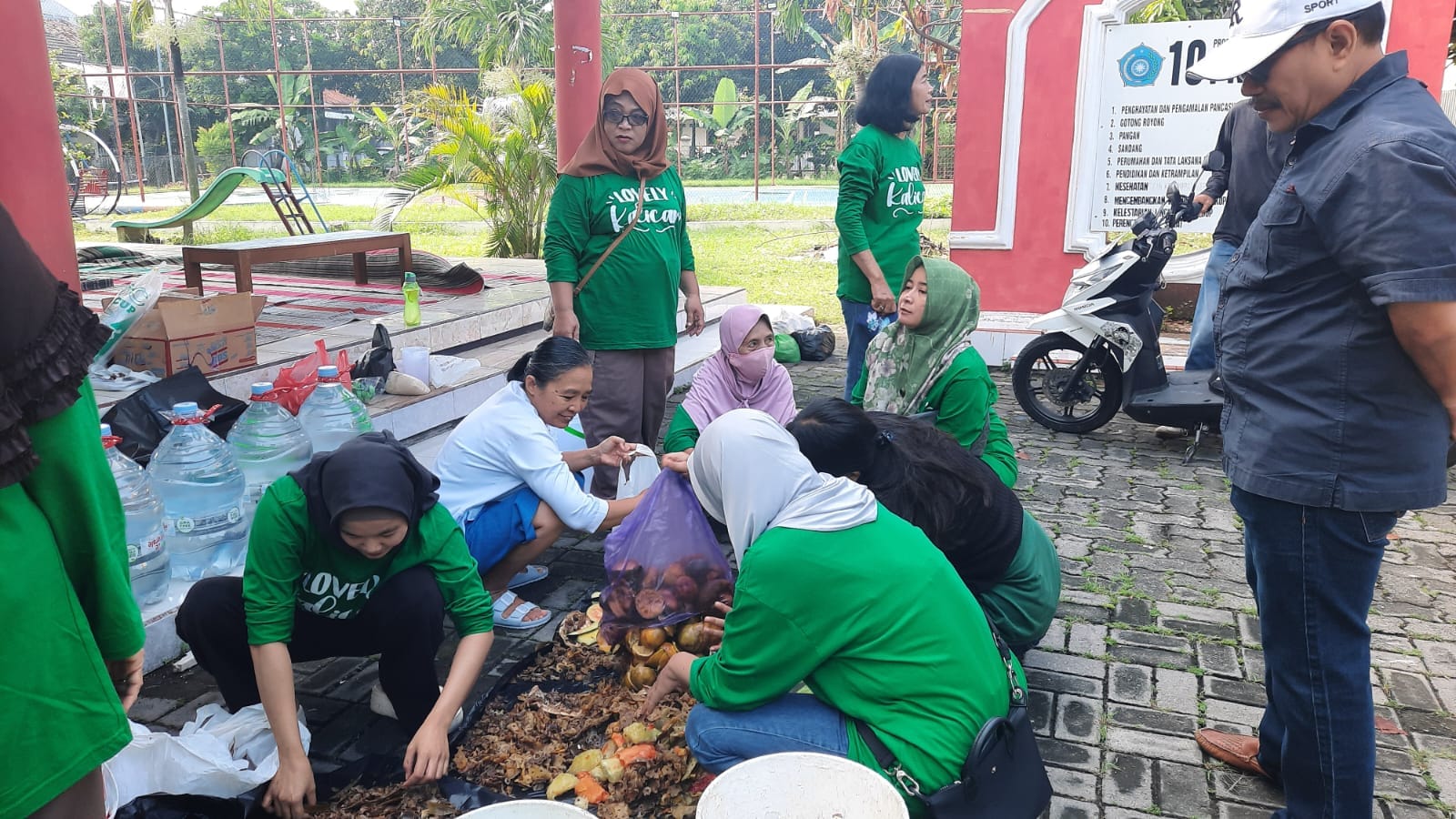 Warga RW 01 Kelurahan Kalicari sedang membuat eco enzyme dari sampah organik buangan rumah tangga.
