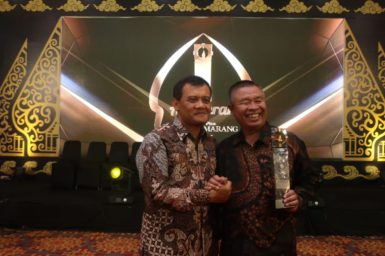Parmin Sastro Wijono bersama Gubernur Jateng Ahmad Luthfi usai menerima Anugerah Jawa Pos Radar Semarang 2025 di Hotel Gets Semarang, Jumat (19/9/2025) lalu.