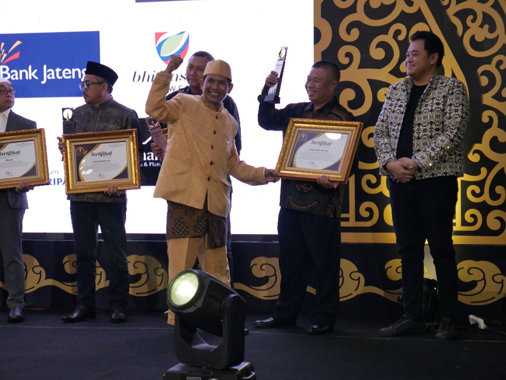 Direktur Jawa Pos Radar Semarang Baehaqi menyerahkan Anugerah Jawa Pos Radar Semarang 2025 kepada Parmin Sastro Wijono di Hotel Gets Semarang, Jumat (19/9/2025) lalu.