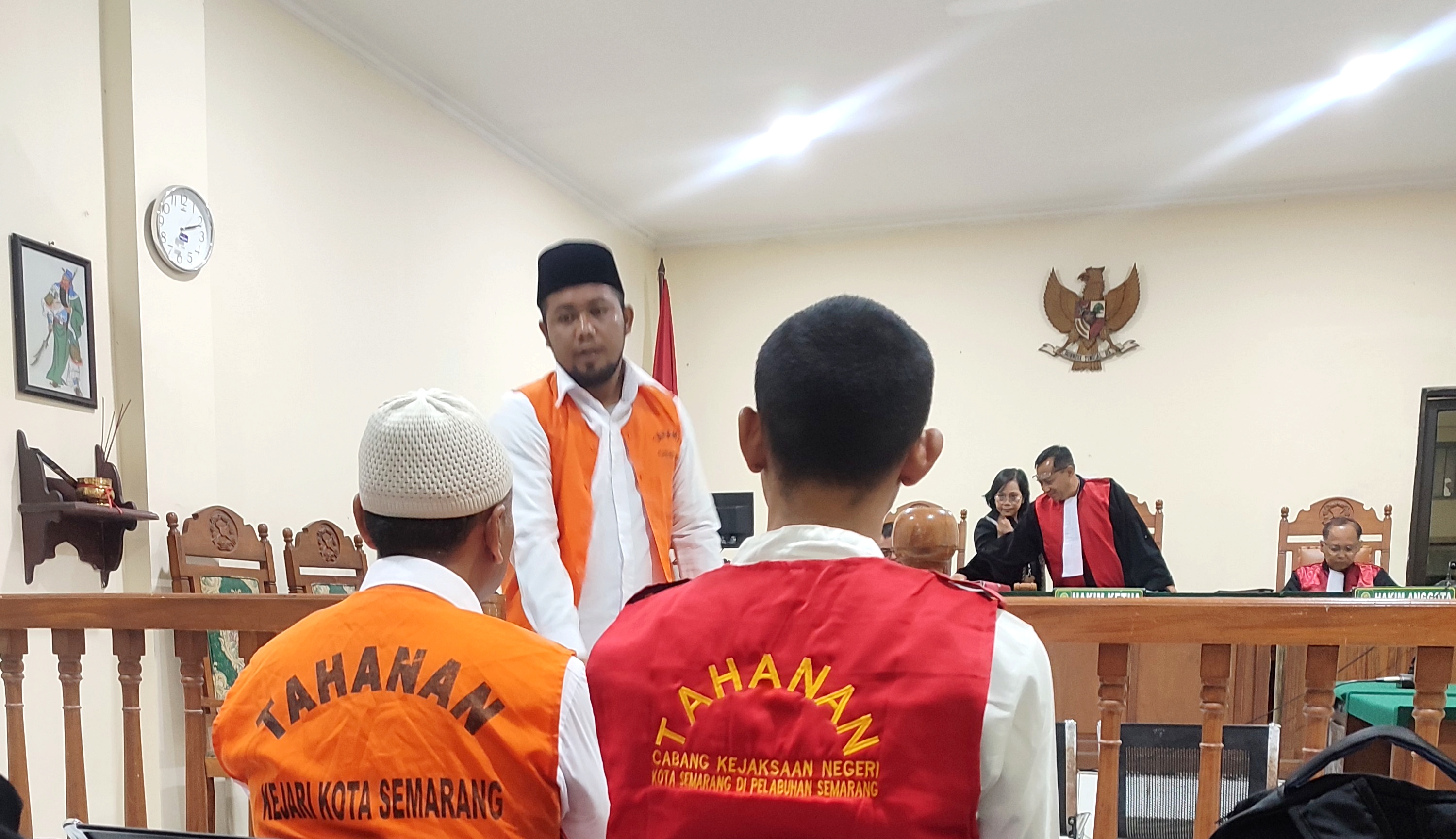 Terdakwa kasus pencurian Muhammad Topan Yudiarto (peci hitam) menjalani sidang di Pengadilan Negeri Semarang, Kamis (9/10/2025).
