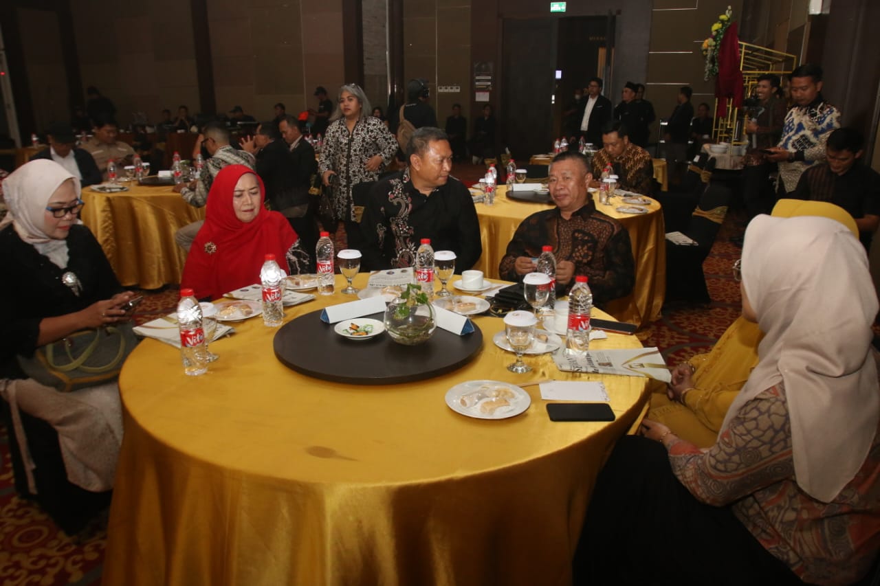 Parmin Sastro Wijono bersama istri dan anaknya saat menghadiri malam Anugerah Jawa Pos Radar Semarang 2025 di Hotel Gets Semarang, Jumat (19/9/2025) lalu.