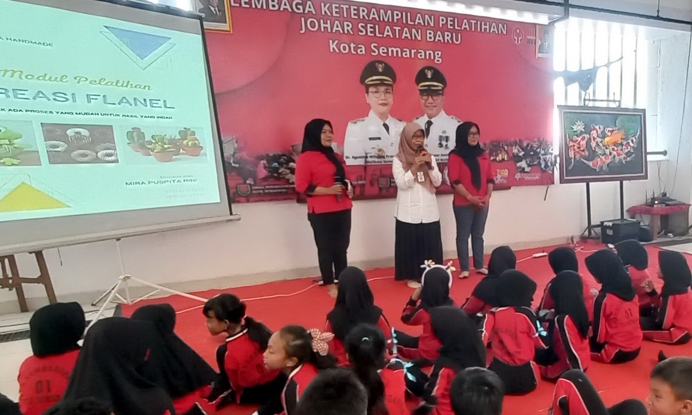 BELAJAR KERAJINAN FLANEL- Kepala SDN Kembangarum 01 Widya Harsini SPd (tengah) didampingi Solikati dari UMKM Johar Selatan Baru (kanan) saat mengawali pelatihan.