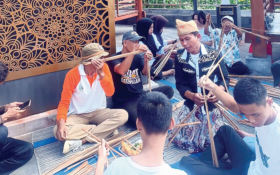 Pelatihan membuat wayang suket yang pernah digelar di Kampung Melayu RW 04 Kelurahan Dadapsari.