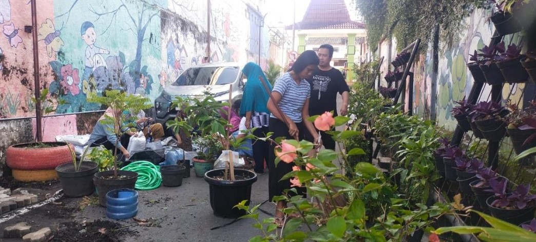 Warga RW 05 Kelurahan Mugassari, Kecamatan Semarang Selatan menanam pohon untuk menghijaukan lingkungan permukiman mereka.
