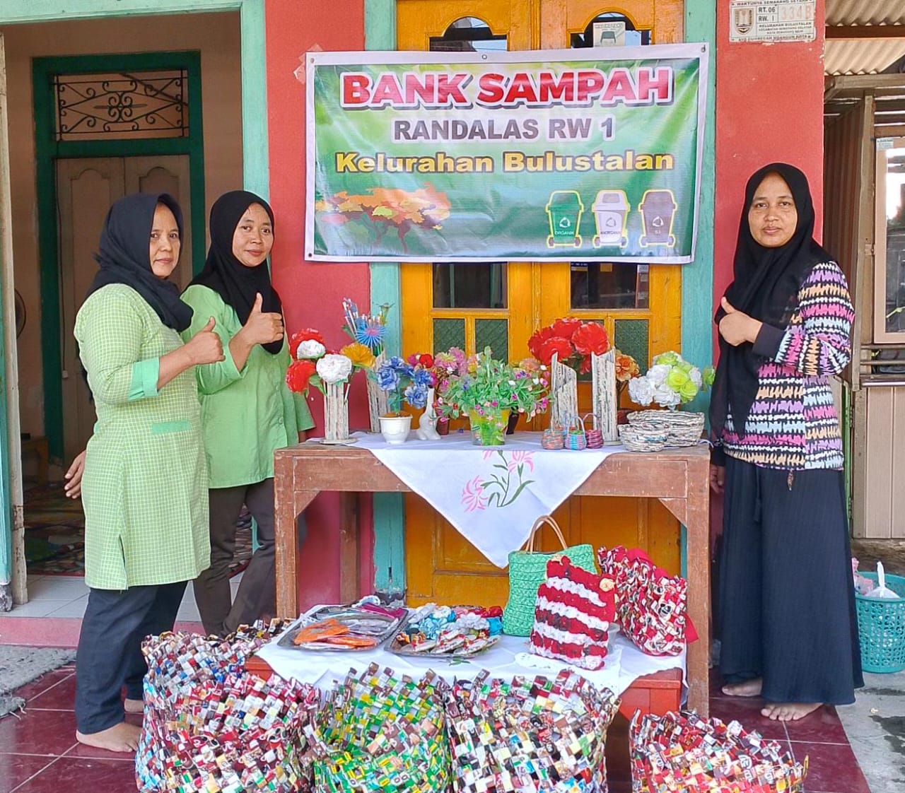 Berbagai macam barang kreasi warga RW 01 Kelurahan Bulustalan yang dibuat dari sampah anorganik.