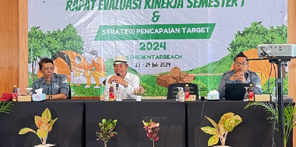 Parmin Sastro Wijono memimpin rapat evaluasi kinerja semester 1 The Lawu Group.
