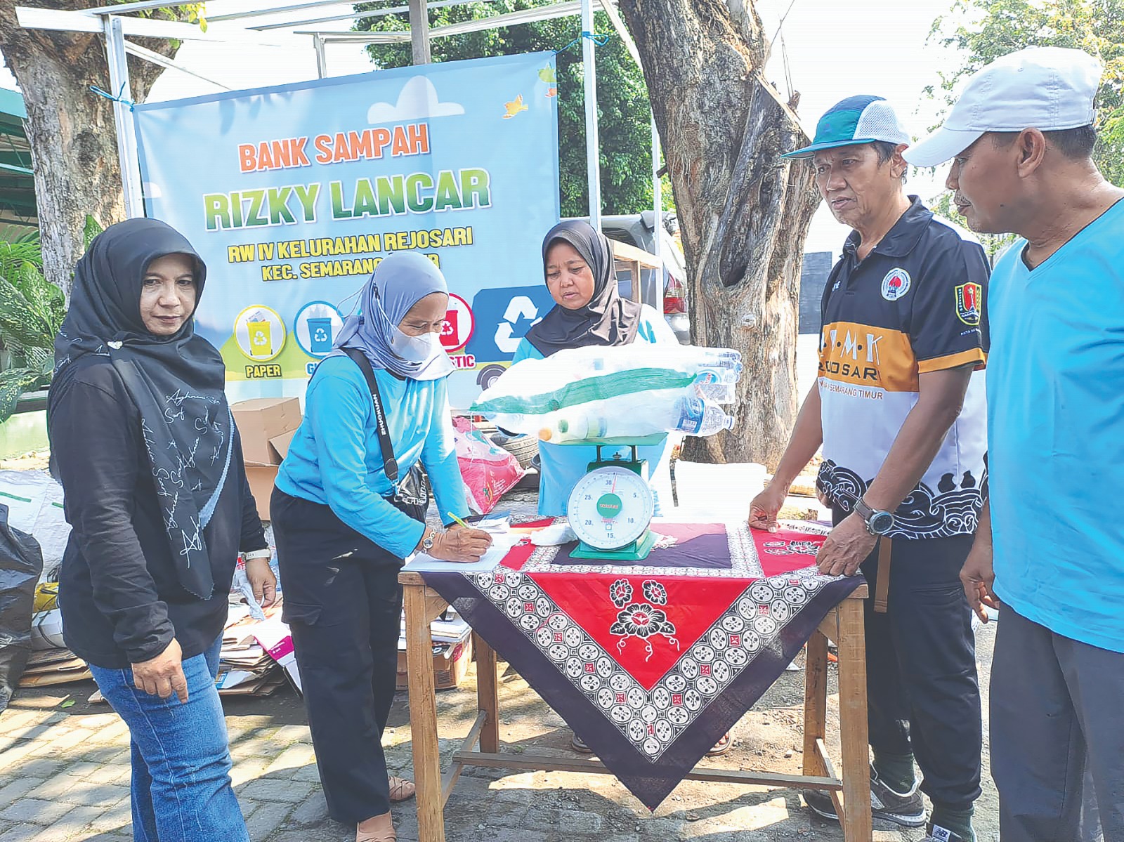 Kegiatan penimbangan sampah yang dilakukan warga RW 04 Kelurahan Rejosari, Semarang Timur.