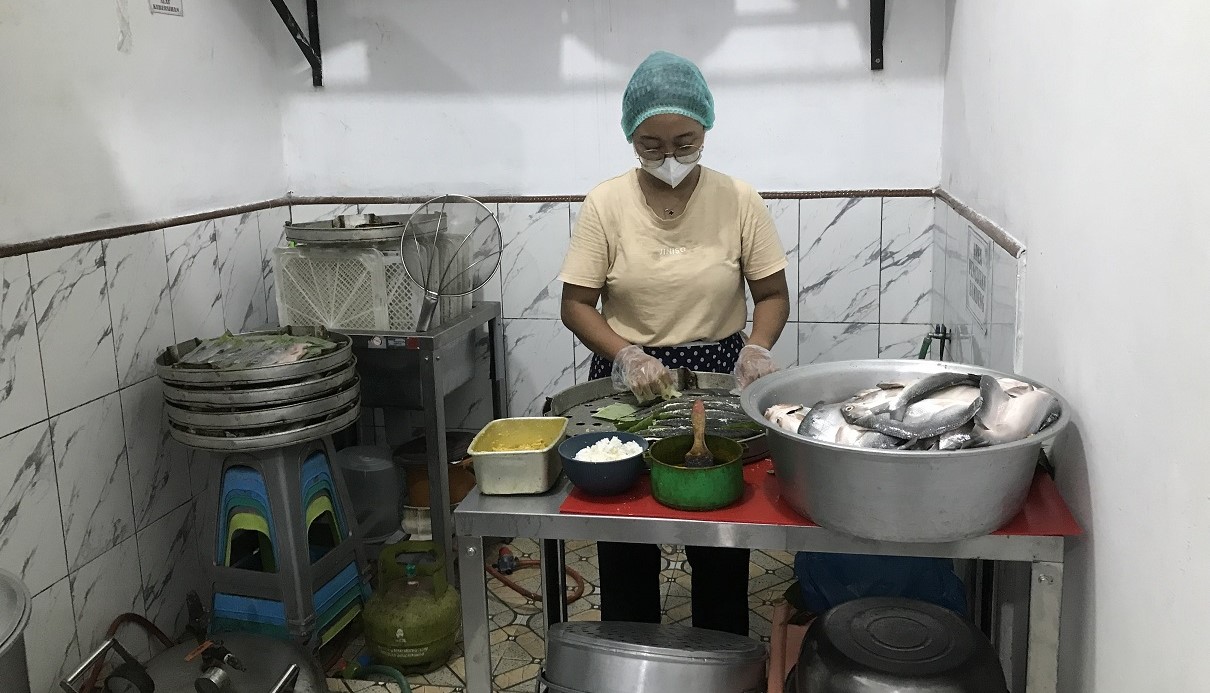 Salah satu pelaku UMKM sedang mengolah bandeng di Kampung Sentra Bandeng Duri Lunak RW 03 Tambakrejo.