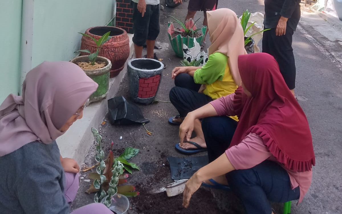 Warga RW 06 Kelurahan Wonotingal, Kecamatan Candisari memanfaatkan barang bekas untuk dijadikan pot tanaman.
