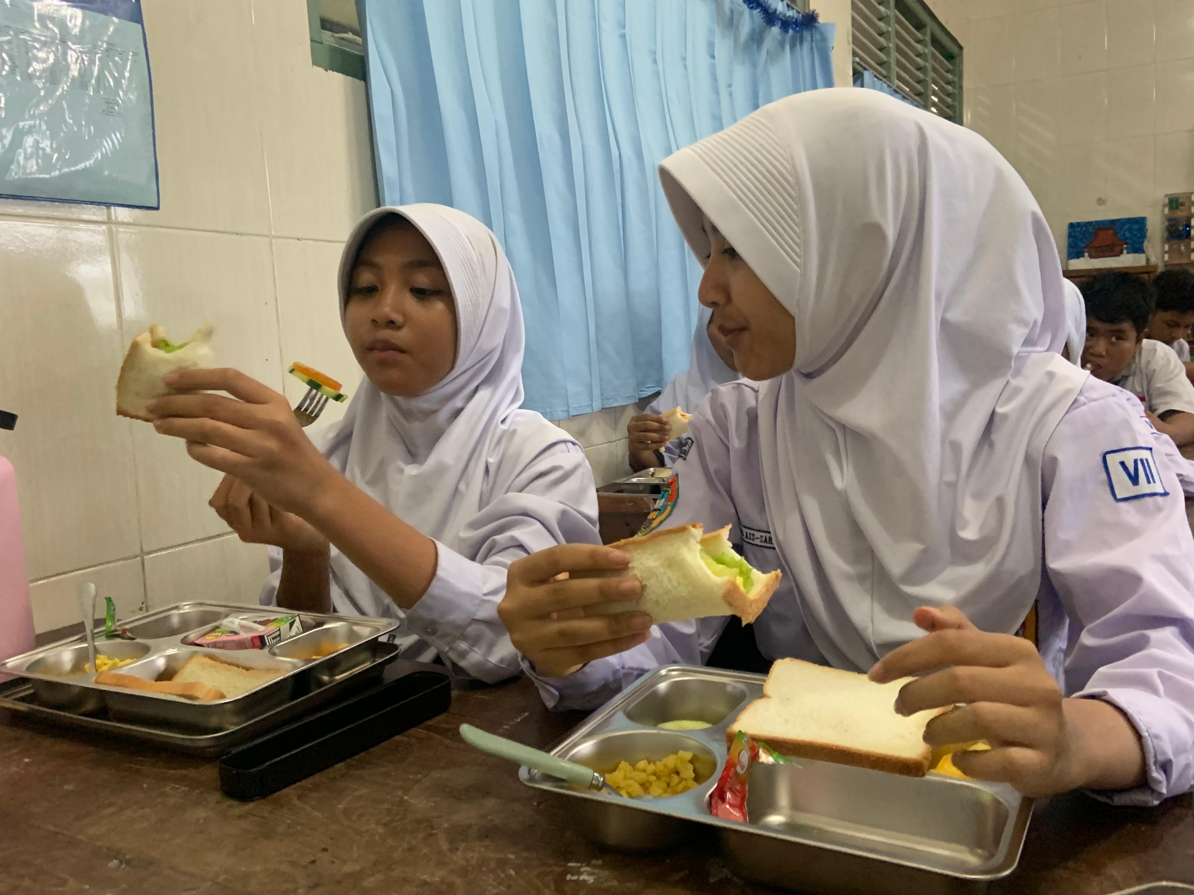 Siswa SMPN 6 Semarang saat menyantap menu MBG