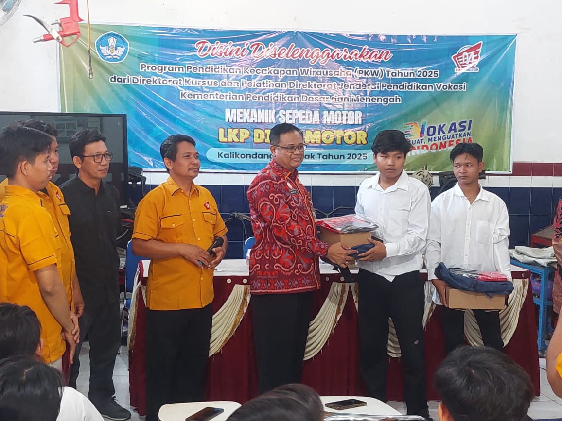 Pemimpin LKP Dimy Motor Muhamad Dimyati mendampingi Kepala Dindikbud Demak Haris Wahyudi Ridwan menyerahkan bantuan dalam pembukaan pelatihan PKW Tahun 2025.(Wahibpribadi)