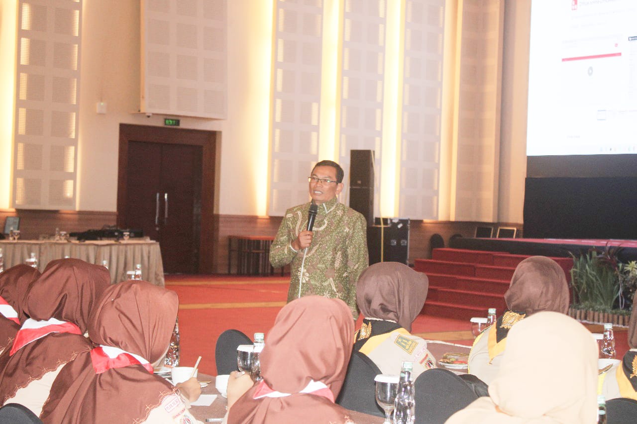 Dekan Fakultas Teknologi Informasi dan Komunikasi (FTIK) UIN Salatiga, Prof. Dr. Rasimin, M.Pd., saat menjadi narasumber dalam seminar bertajuk &ldquo;Membangun Etika dan Keamanan Siswa di Era Digital&rdquo;