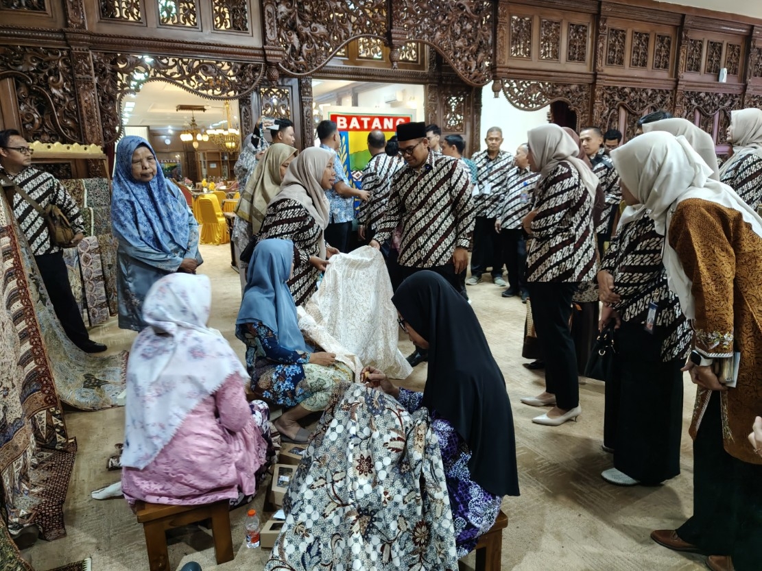 BATIK BATANG: Para pembati saat menunjukkan batik Rifaiyah buatannya.