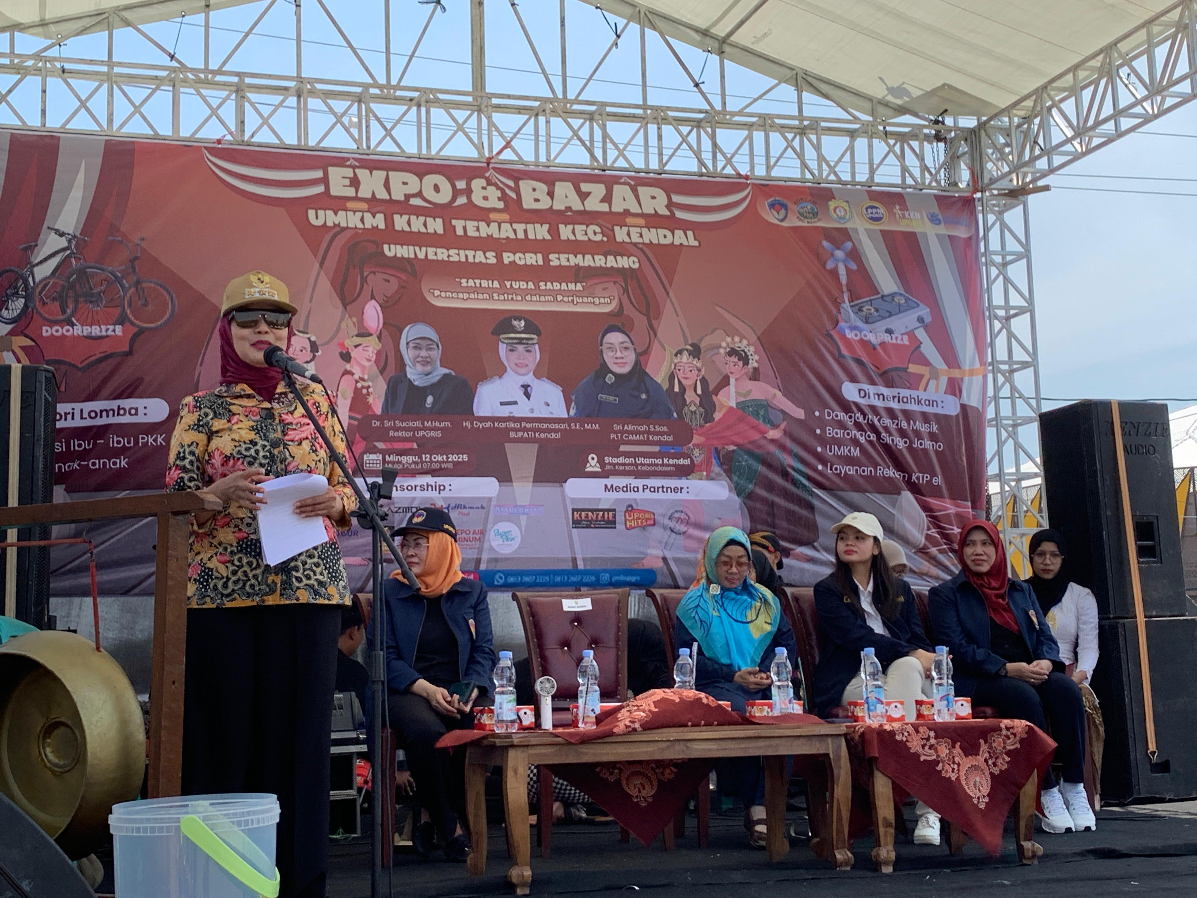 Bupati Kendal, Dyah Kartika Permanasari dan Rektor UPGRIS, Sri Suciati saat membuka Expo dan Bazar UMKM di Stadion Utama Kendal. (BUDI SETIYAWAN/RADARSEMARANG.ID)