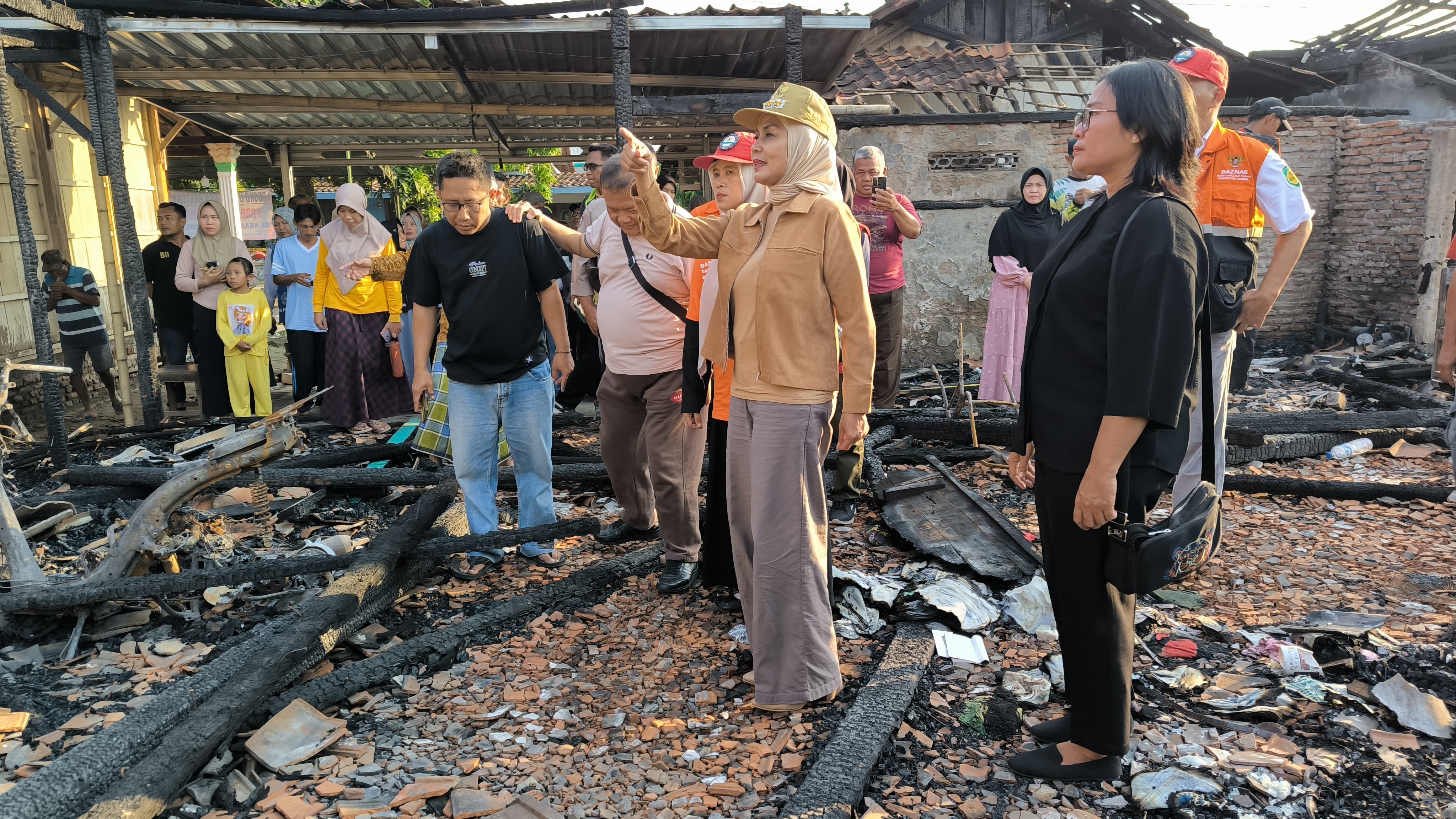 Bupati Kendal Dyah Kartika Permanasari turun langsung meninjau lokasi kebakaran di Desa Poncorejo, Kecamatan Gemuh. (BUDI SETIYAWAN/RADARSEMARANG.ID)