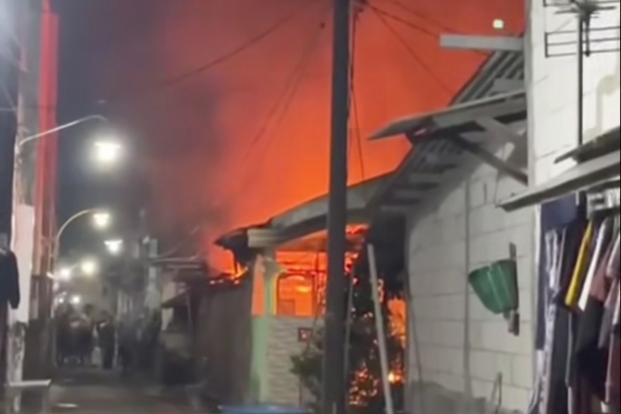 Kobaran api kebakaran di Genuk Semarang