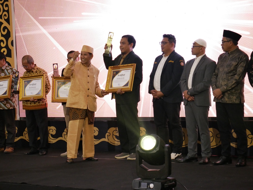 Ketua Prodi Magister Pendidikan Dasar Pascasarjana UMK Dr. Nur Fajrie, S.Pd., M.Pd. menerima Anugerah Jawa Pos Radar Semarang 2025 dari Direktur Baehaqi di Hotel Gets Semarang.